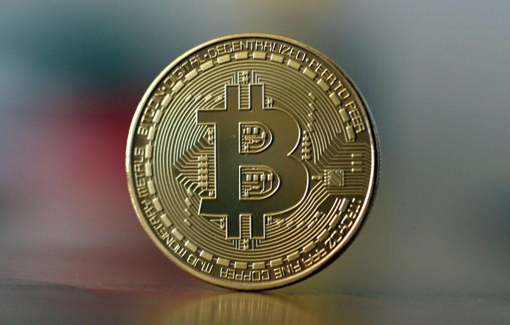 Industria crypto e în scădere. Bitcoin coboară sub 27.000 de dolari pentru prima dată în ultimele luni