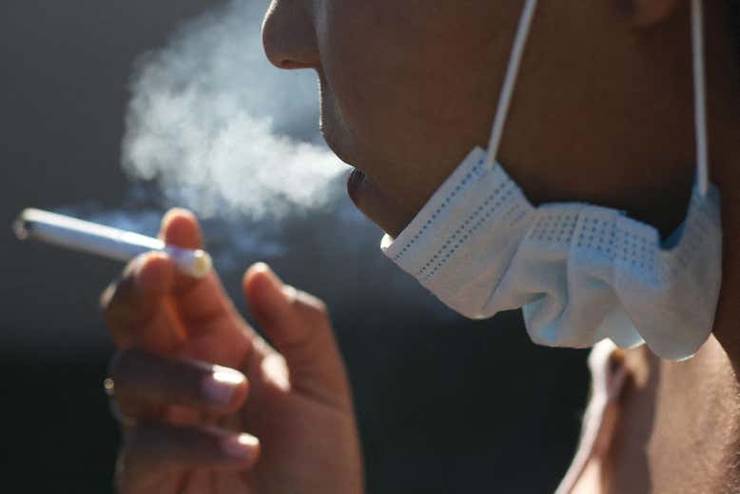 STUDIU. Oamenii care fumează în timp ce poartă mască de protecție au un risc mai mare de a dezvolta boli vasculare