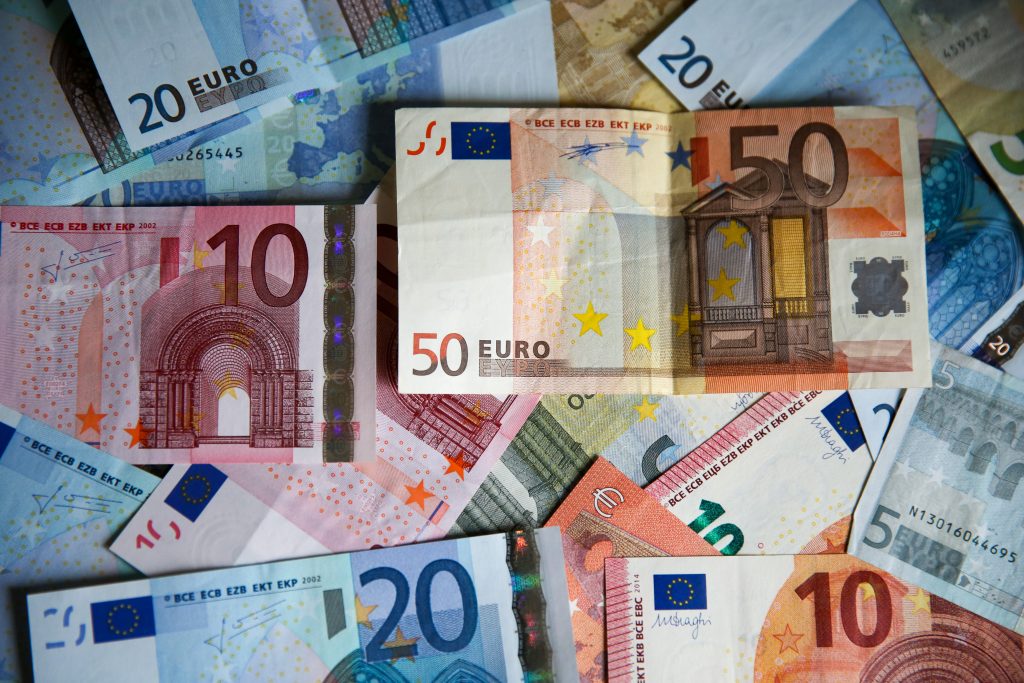 Euro scade brusc la cel mai mic nivel din 2002. Are acum cea mai mică valoare din ultimii 20 ani în raport cu dolarul 