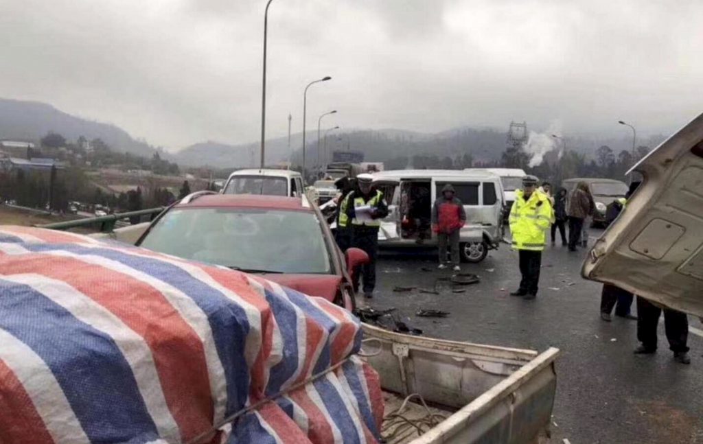 VIDEO. 200 de vehicule se ciocnesc pe un pod din China din cauza ceții. O persoană a murit