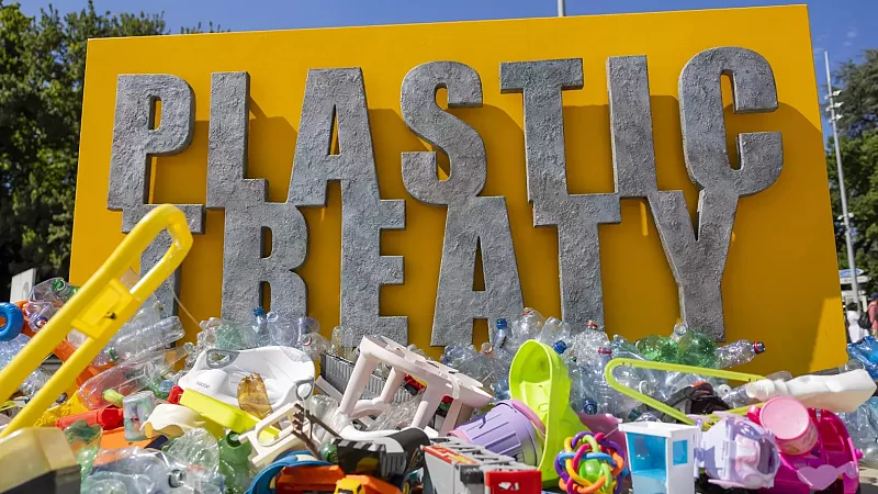 La Geneva începe runda finală a summitului privind poluarea cu plastic. Cum te afectează poluarea cu microplastice
