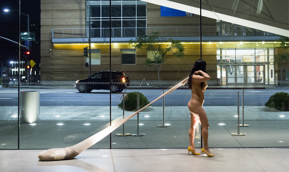 Cum este privit nudul în artă în 2026? O lucrare performativă semnată de artista Xandra Ibarra a generat discuții intense în spațiul public și online