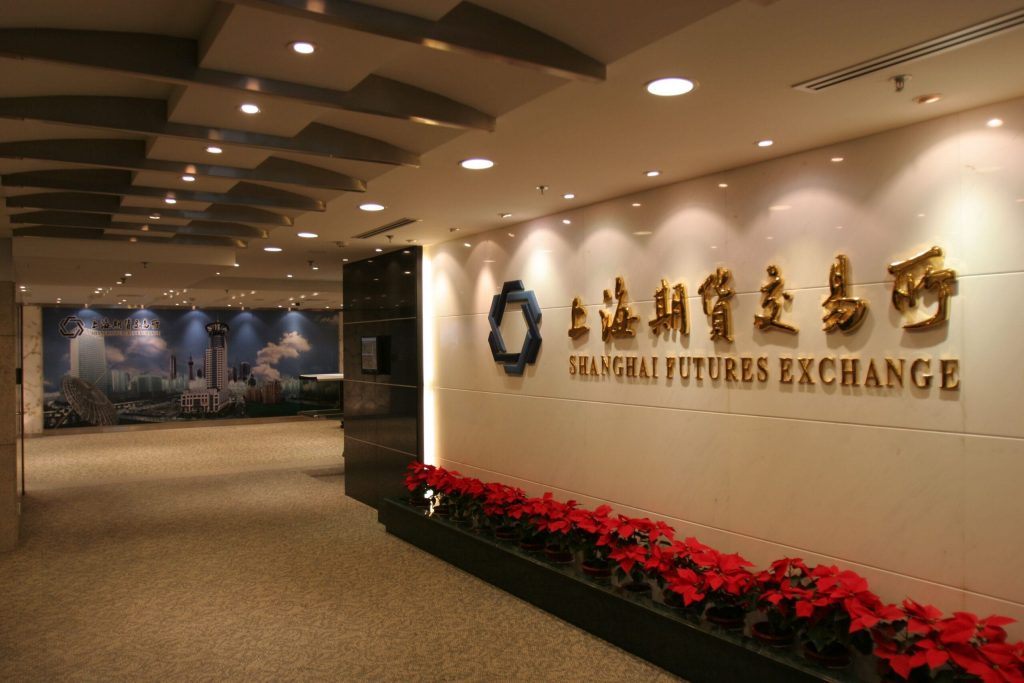 O nouă marfă strategică: China pregătește contracte pentru tokeni cu Inteligența Artificială, iar Wall Street construiește deja piețe pentru puterea de calcul