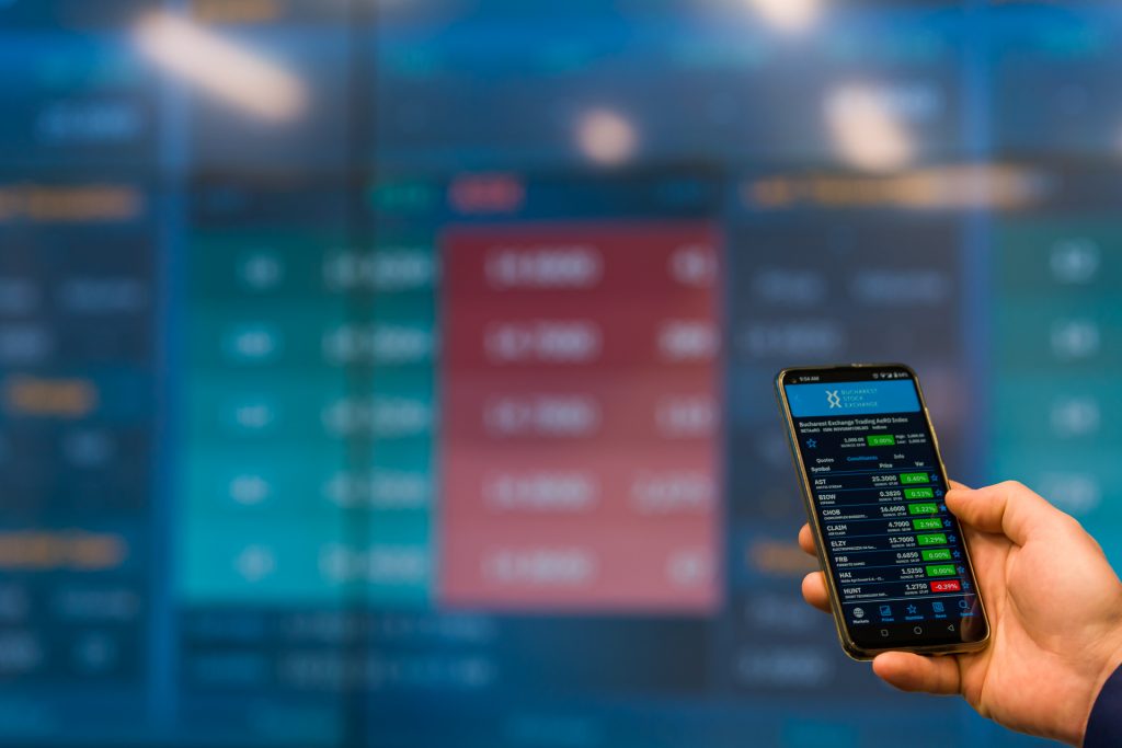 Bursa de la Bucureşti urcă vineri dimineață la un maxim istoric. În ultima săptămână, marcată de turbulențe politice, investitorii au câştigat 4,8%