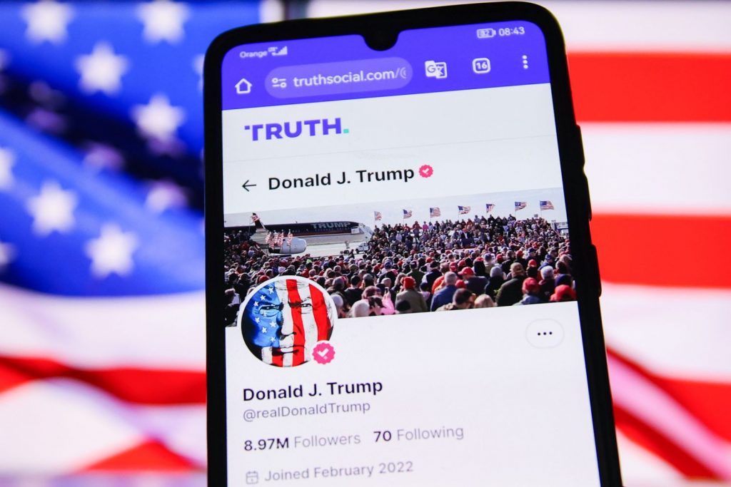 Trump și Musk, doi dintre cei mai influenți oameni din lume, au redefinit jurnalismul prin propriile rețele sociale. Ce impact au postările lor asupra milioanelor de oameni care îi urmăresc