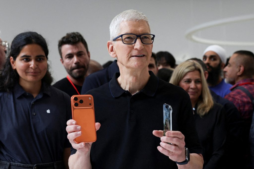 Din criză de chip-uri, Apple face lobby la Administraţia Trump pentru a primi undă verde să cumpere cipuri de memorie de la CXMT, o companie chineză pe care Pentagonul a inclus-o pe o listă neagră