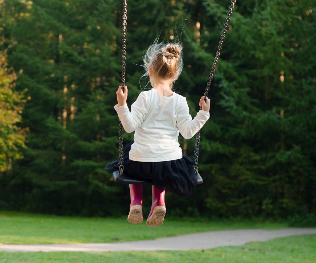 Ziua Națională pentru Adopție: La sfârșitul anului 2025, în România, 7.762 de copii erau adoptabili