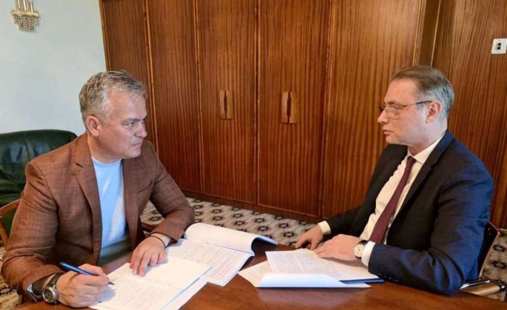 Adrian Veștea anunță finalizarea programului de guvernare și discută cu Luca Niculescu despre prioritățile pentru aderarea României la OCDE și politica externă