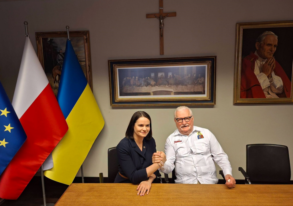Nicușor Dan l-a decorat pe Fostul Președinte al Poloniei cu „Steaua României” în grad de Mare Cruce