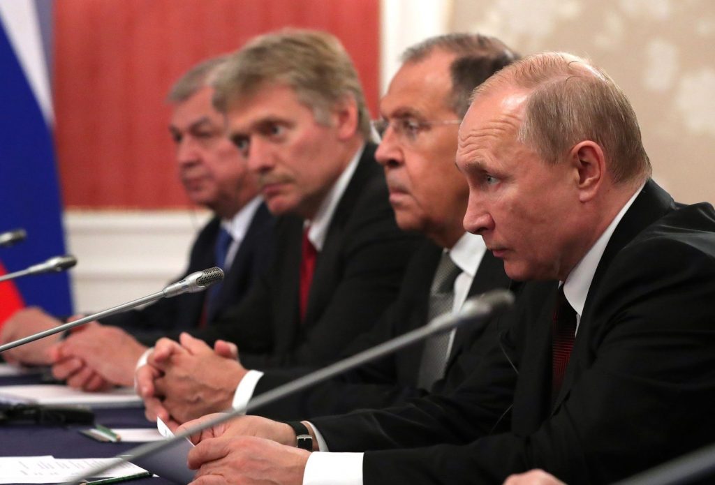 Lavrov și Peskov, cei mai vocali oficiali ai lui Putin, resping negocierile de pace Rusia-Ucraina mediate de Europa: „Macron, Starmer și Merz se contrazic singuri”
