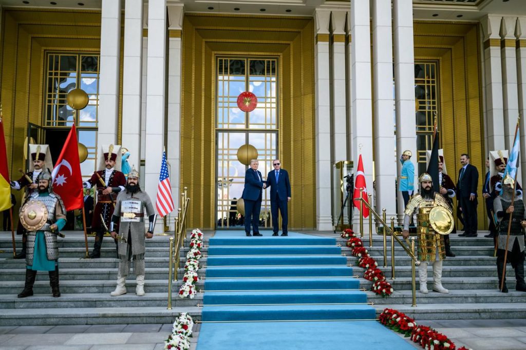 Donald Trump, la Summitul NATO de la Ankara: SUA trebuie să controleze Groenlanda. Președintele american o numește pe Giorgia Meloni „o persoană drăguță”, după ce spusese că are nevoie de un ordin de restricție împotriva ei