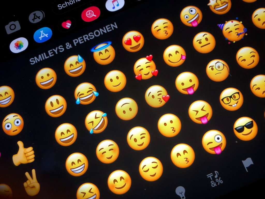 17 iulie, Ziua Mondială a Emoji-urilor. Cum au devenit emoticoanele nelipsite în comunicarea online? Folosite greșit, te pot duce chiar și în fața instanței