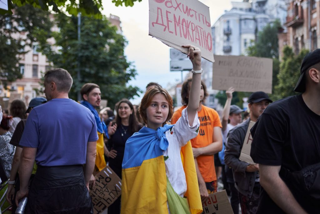 Volodimir Zelenski se confruntă cu proteste la Kiev după demiterea lui Mihailo Fedorov. Susținătorii fostului Ministru al Apărării îl acuză pe generalul Oleksandr Sîrskîi că blochează reformele din armată