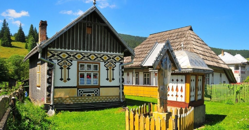 Unde mergi vara asta? Ciocănești, satul din Bucovina unde casele sunt pictate cu motive populare, asemenea ouălor de Paște