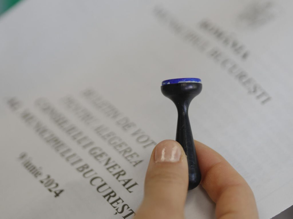 Sondaj CURS: 80% dintre români consideră că România merge într-o direcție greșită, iar doar 16% cred că țara se află pe un drum bun