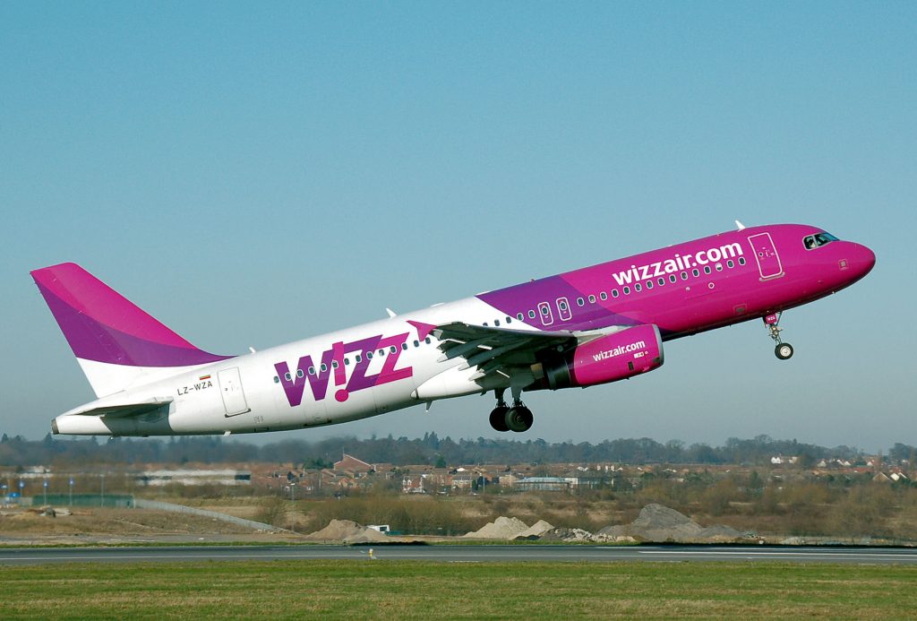 Wizz Air avertizează că noile reguli UE privind bagajul gratuit vor scumpi zborurile