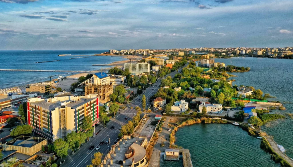 Mamaia inaugurează două noi puncte „instagramabile” pentru turiști, în timp ce Vila Regală și Centrul Vechi al Constanței continuă să se degradeze