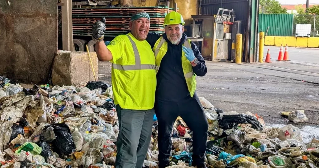 Un bărbat din Brooklyn a căutat inelul soției prin 9.000 kg de gunoi. Bijuteria pierdută era  moștenire de familie