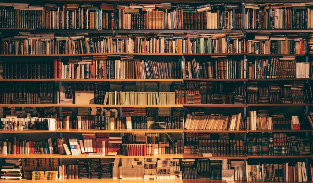 De ce iubim mirosul cărților vechi? Bibliosmia are explicații în neurologie și chimie, iar aroma paginilor a inspirat chiar înghețate și deserturi create de cofetari celebri