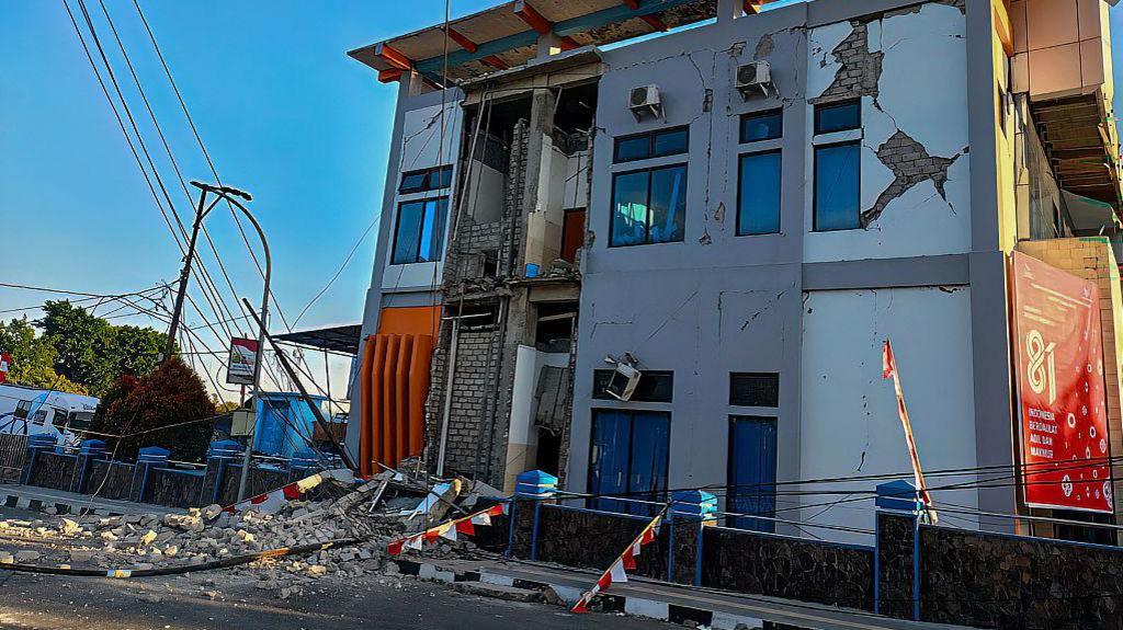 Un cutremur cu magnitudinea 7,7 a lovit Indonezia