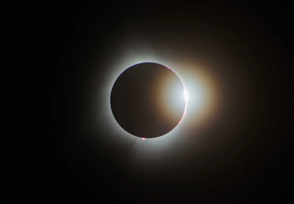 Cum ne afectează Eclipsa totală de Soare, prima din 1999 încoace? Mariana Cojocaru, astrolog, explică la ce trebuie să fii atent în perioada următoare