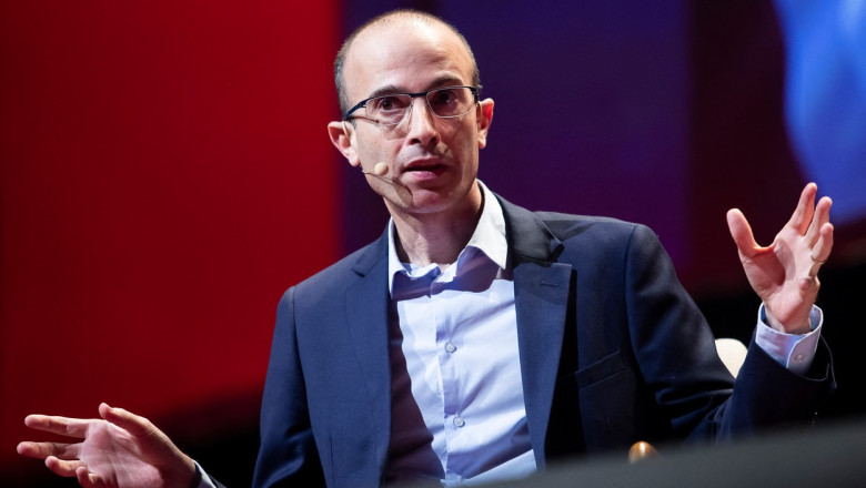 Istoricul Yuval Noah Harari avertizează că trăim un moment de cotitură: Oamenii nu mai au încredere în oameni, ci în Inteligența Artificială