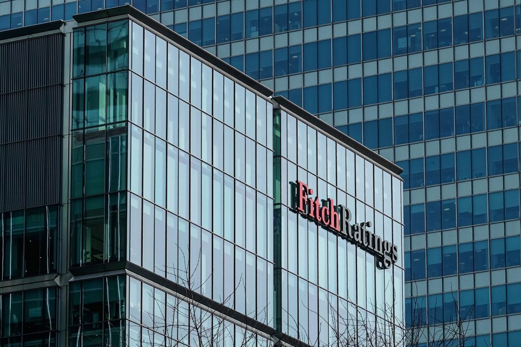 BREAKING. Fitch menține ratingul României la BBB-, cu perspectivă negativă. Agenția de rating estimează inflație medie de 7,6% în 2026, față de 6,8% în 2025