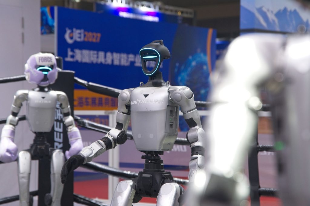 World Robot Conference începe astăzi la Beijing, cu peste 300 de companii și 2.000 de roboți prezenți. Compania chineză Unitree a explodat pe bursă