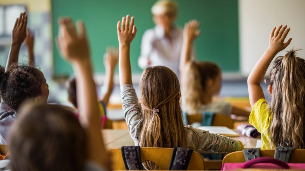 Cât investește România în educație? OECD: Doar 19% dintre adulții de 25-64 de ani au studii superioare, dar România depășește media OECD la ponderea absolvenților STEM