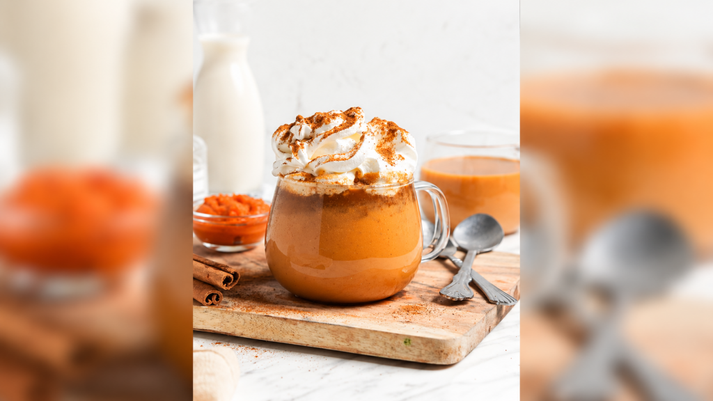 Ai poftă de ceva cald și aromat? Descoperă băuturile de toamnă cu dovleac, scorțișoară, măr caramelizat, pecan și zahăr brun
