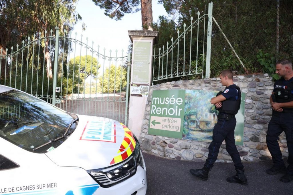 Patru tablouri de 9 milioane de euro au fost furate din Muzeul Renoir din Cagnes-sur-Mer. Poliția îi caută pe cei doi suspecți