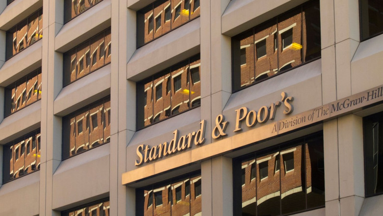 S&P menține ratingul României la „BBB-/A-3”, cu perspectiva negativă. Agenția avertizează asupra blocajului politic, deficitului și costurilor de finanțare