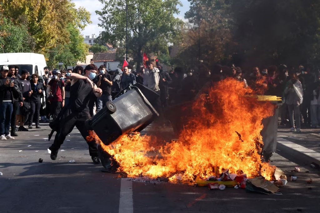 Proteste violente în Franța, zeci de mii de elevi și profesori cer mai mulți bani pentru Educație: „Demisia, Macron”. Trump intervine și dă vina pe „islam”