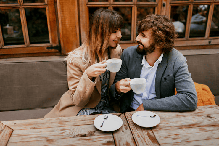 Ziua Internațională a Cafelei: „Ieșim la o cafea?” poate fi începutul unei povești de dragoste. Ce știm despre legătura dintre cafea, întâlniri și iubire